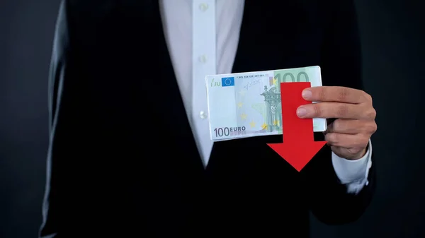 Muž Který Držel Bankovky Euro Klesající Finanční Předpověď Hospodářské Krize — Stock fotografie