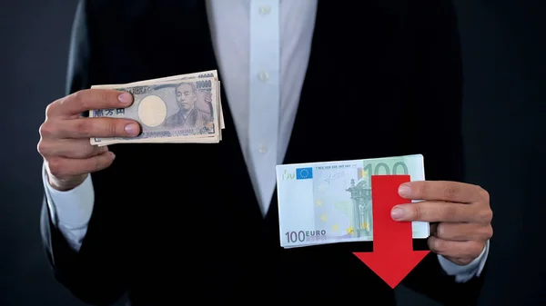 Человек Держащий Банкноты Евро Падает Относительно Японской Иены Финансовый Прогноз — стоковое фото