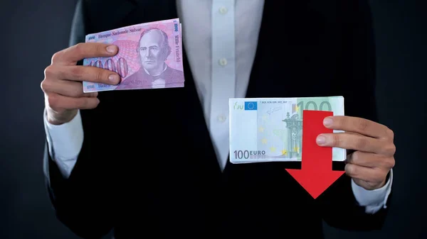 Uomo Possesso Banconote Euro Calo Rispetto Franco Svizzero Previsioni Finanziarie — Foto Stock