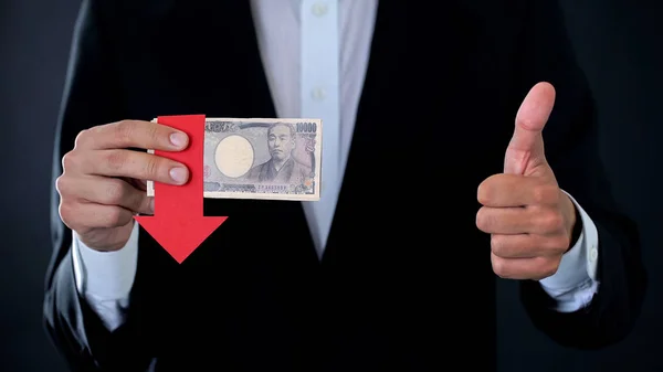 Финансовый Эксперт Банкнотами Японской Иены Показывающими Большие Пальцы Вверх Вниз — стоковое фото