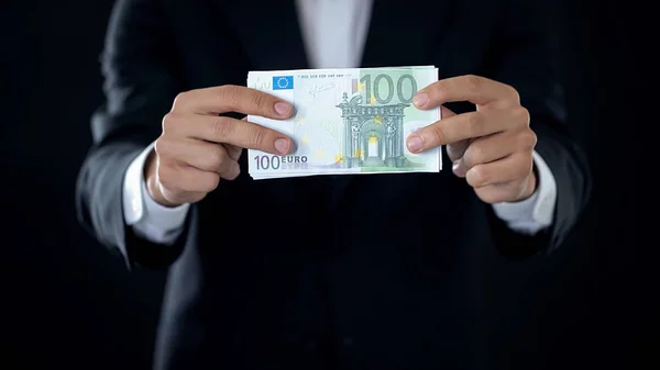 Imprenditore Che Mostra Banconote Euro Valuta Europea Offerta Credito Economia — Foto Stock