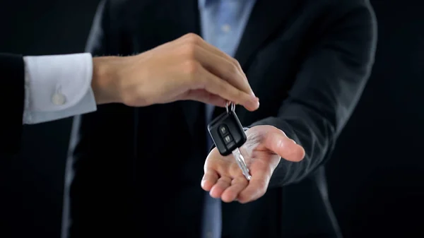 男エージェント 実業家 自動車の購入から受信側の車のキー トランスポート借りる — ストック写真