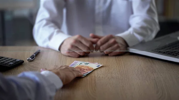 Cliente Del Banco Dando Euros Secretario Del Banco Servicio Cambio — Foto de Stock