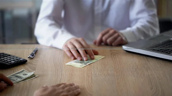 Man Wisselen Dollars Voor Russische Roebels Transactie Valuta Wisselaar Service — Stockfoto