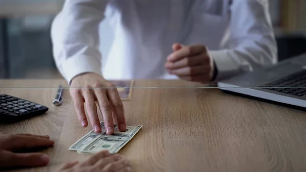 Man Uitwisselen Van Japanse Yen Voor Dollar Transactie Valuta Wisselaar — Stockfoto