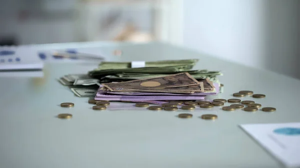Στοίβες Των Τραπεζογραμματίων Και Κερμάτων Τραπέζι Ξένο Νόμισμα Μισθός Κέρδη — Φωτογραφία Αρχείου