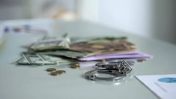 Χειροπέδες Και Χρήματα Στο Τραπέζι Τιμωρία Δωροδοκίας Σύστημα Δημοσιονομικού Ελέγχου — Φωτογραφία Αρχείου