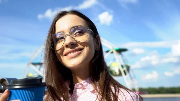 Mulher Cumprimentando Convidados Com Xícara Bebida Celebrando Festa Barco Rio — Fotografia de Stock