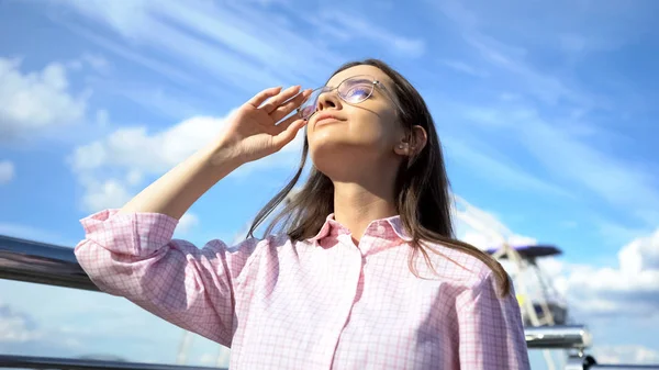 Senhora Óculos Sol Olhando Para Céu Azul Desfrutando Natureza Liberdade — Fotografia de Stock