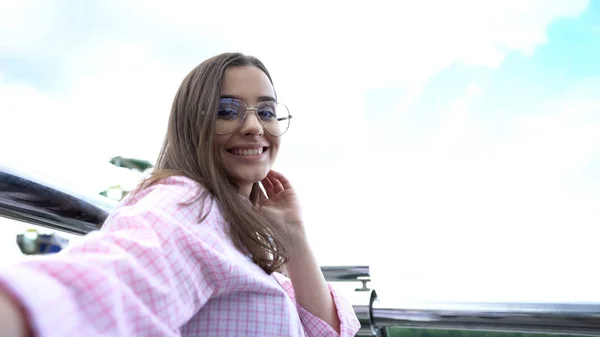 美丽的女孩摆姿势相机 Vlog 在屋顶上 博客周游世界 — 图库照片
