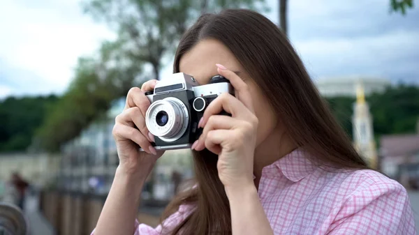 Girl Making Photo Vintage Camera City Tour Vivid Impressions Inspiration — Stock Photo, Image