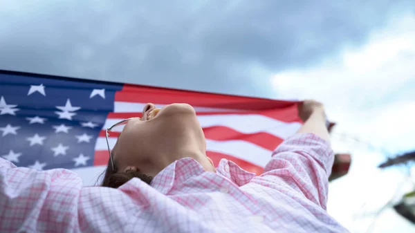 Donna Sventola Bandiera Degli Stati Uniti Patriota Futuro Sicuro Giovani — Foto Stock