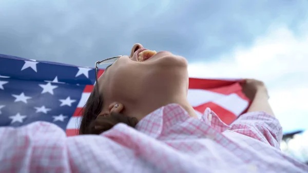 Donna Americana Con Bandiera Usa Sorriso Indipendenza Concetto Libertà — Foto Stock