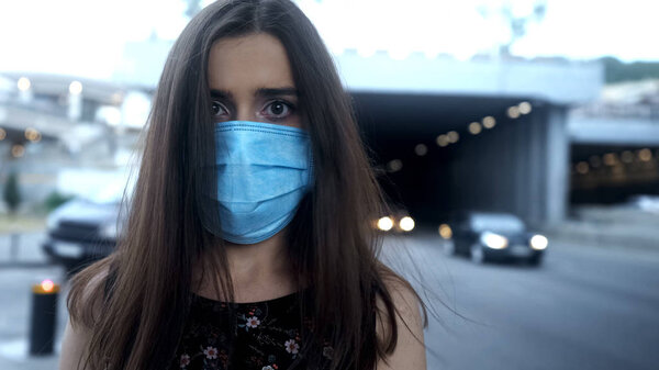 Леди в защитной маске в большом городе, загрязнение воздуха, эпидемия или заболевания, передающиеся по воздуху
