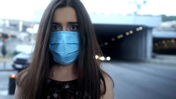 Mujer Máscara Protectora Ciudad Con Aire Contaminado Epidemia Enfermedades Transmitidas — Foto de Stock