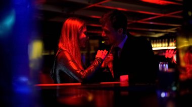 Kokteyl içme ve gece kulübünde, romantizm flört mutlu güzel çift 