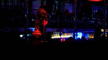 Elit şerit parti gece kulübünde dans pistinde hareketli güzel dansçı