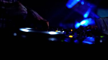 Eller erkek DJ ses donanımları, gece kulübünde müzik denetimlere dönüm
