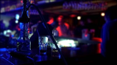 Nargile ve iki bardak bar gece kulübü, parti atmosferi kasada duran