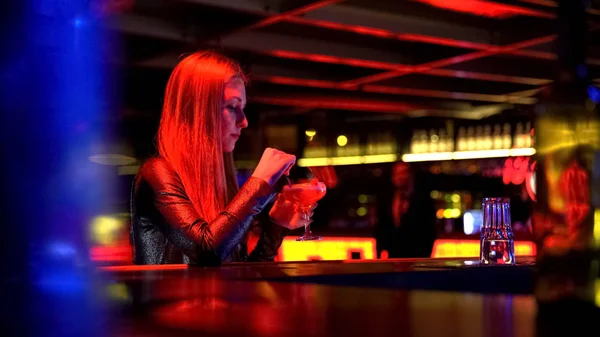 Beautiful Young Woman Sitting Drinking Cocktail Party Nightclub — Stock Photo, Image