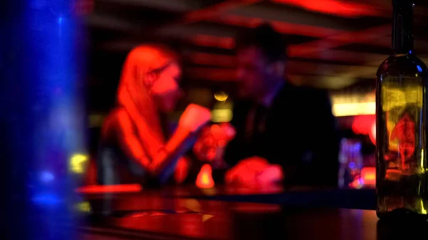 Man First Meeting Lady Nightclub Talking Privately Romantic Atmosphere — Stock Photo, Image