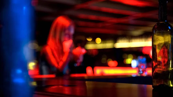 Mooie Jonge Vrouw Met Glas Drinken Cocktail Bar Onscherpe Achtergrond — Stockfoto