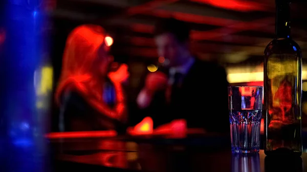 Man Woman Dating Nightclub Both Drinking Beverages Blurred Background — Stock Photo, Image
