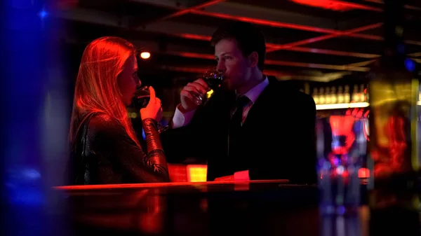 Пара Пьющих Вино Мужчина Разговаривает Дамой Привлекает Внимание Забирает Клубе — стоковое фото