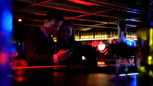 Casal Feliz Divertindo Bar Juntos Entretenimento Juvenil Vida Noturna — Fotografia de Stock