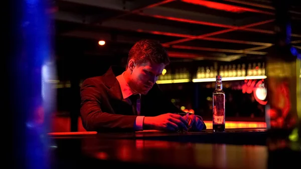 疲れたビジネスマンを強調した厳しい仕事の日の後バーで飲んで無理 — ストック写真