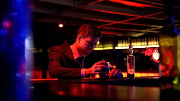 Одинокий Депрессивный Мужчина Пьющий Виски Ночном Клубе Размышляющий Проблемах — стоковое фото