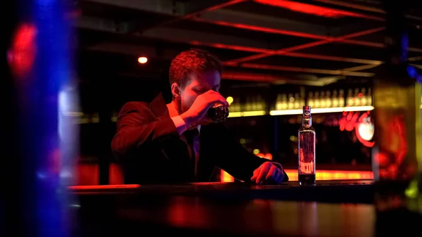 絶望的なビジネスマンのナイトクラブ 財政上の問題で一人でウィスキーを飲みながら — ストック写真