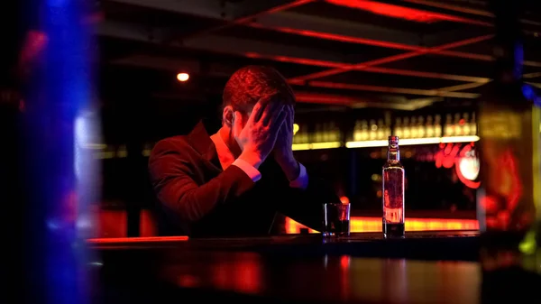 Biznesmen Picie Whisky Barze Pocieranie Głową Rozpaczliwej Upadłości — Zdjęcie stockowe