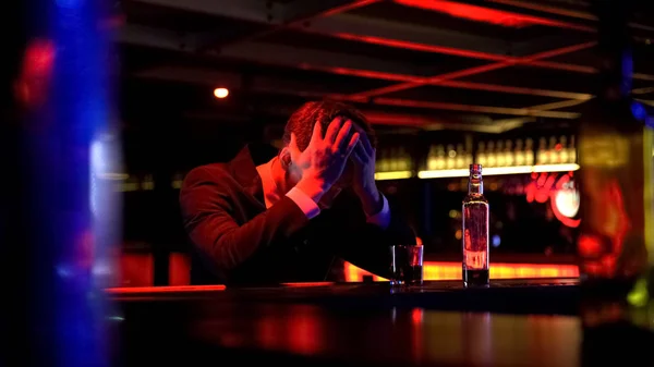 Eenzame Zakenman Drinken Van Whisky Bar Wrijven Hoofd Problemen Werk — Stockfoto
