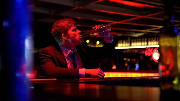 夜のクラブ アルコール中毒 習慣でボトルからウイスキーを飲む孤独な男 — ストック写真