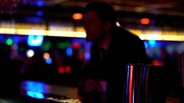 Homem Terno Pede Bebidas Balcão Bar Celebrando Sozinho Ambiente Descontraído — Fotografia de Stock