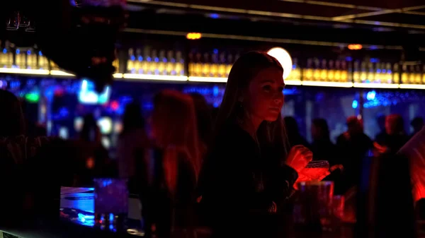 Mulher Atraente Bebendo Coquetel Balcão Bar Apreciando Música Vida Noturna — Fotografia de Stock