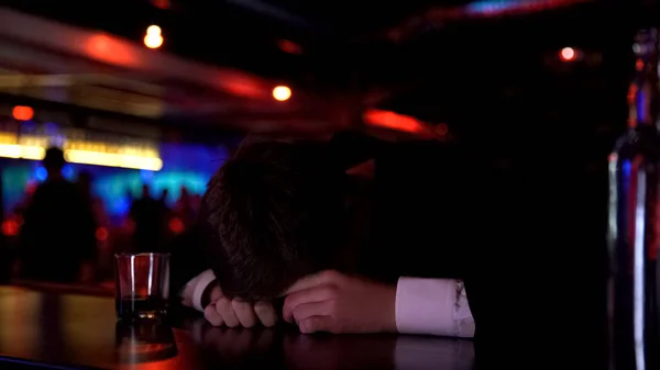 Homem Bêbado Dormindo Balcão Bar Sofrendo Depressão Conceito Abuso Álcool — Fotografia de Stock