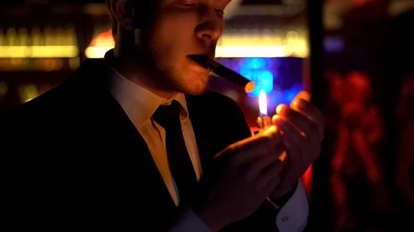 Молодой Уверенный Бизнесмен Поджигает Сигару Элитный Бар Ночную Жизнь Богатых — стоковое фото