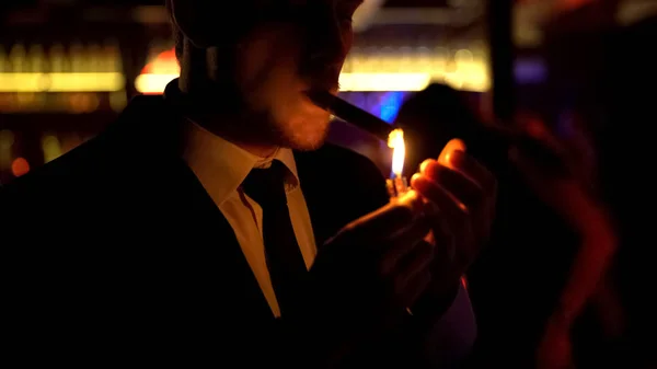 Biznesmen Oświetlenie Cygar Elite Bar Nocną Atmosferą Parkiecie Relaks — Zdjęcie stockowe