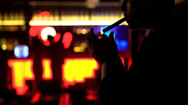 Joven Hombre Negocios Iluminación Cigarro Mirando Las Mujeres Bailando Club — Foto de Stock