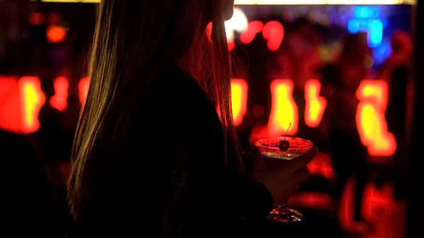 若い女性の夜のカクテルを飲み 夜の生活の後にリラックス — ストック写真