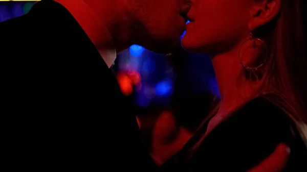 Masculino Feminino Apaixonadamente Beijando Clube Noturno Vida Noturna Despreocupada Close — Fotografia de Stock