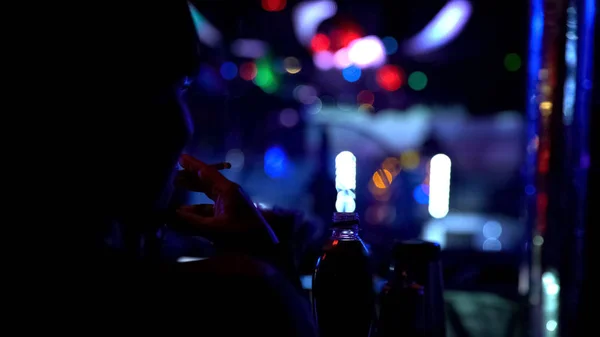 Вид Сзади Женщину Сидящую Барной Стойкой Курящую Сигарету Ночном Клубе — стоковое фото