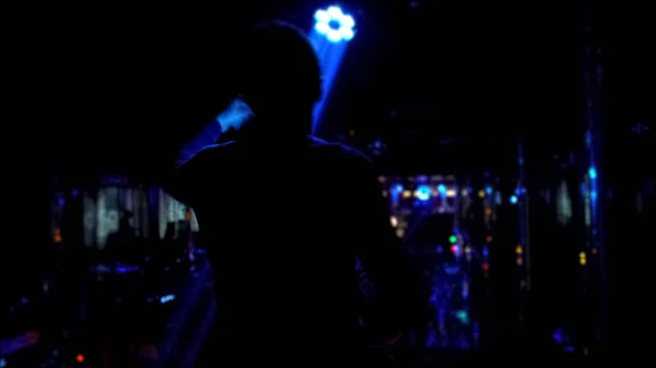 Schaduw Van Gelukkig Ontspannen Mannelijke Verhuizen Naar Partij Muziek Nachtclub — Stockfoto