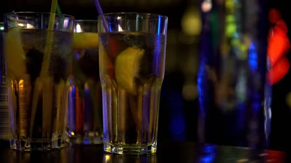 Párty Brýle Alkoholickými Koktejly Stojící Barový Pult Nočním Klubu — Stock fotografie