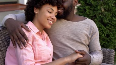 Sevgi dolu çift bankta sarılma, açık tarihi şehir Cafe, yakın ilişki