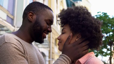 İhale çift sürtüyor, erkek arkadaşı kollarında güvenli duygu sevgi, ilişki