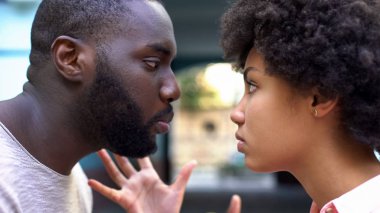 Agresif konuşurken kız, ilişki zorluklar, çatışma ile erkek