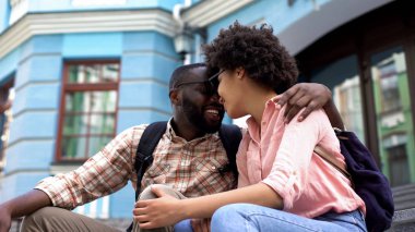 Sürtüyor, geri kalan sokak merdivenlerde sahip, birlikte vaktinizi gülümseyen çift